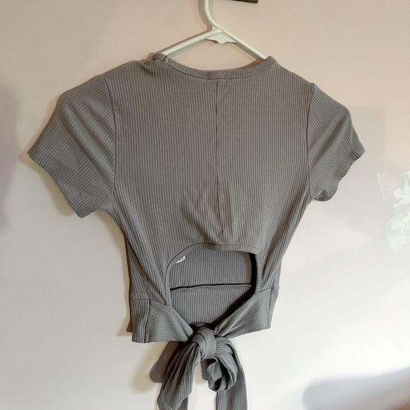 Garage purple tight fitting crop top with an open back and a tie - Picture 1 of 3